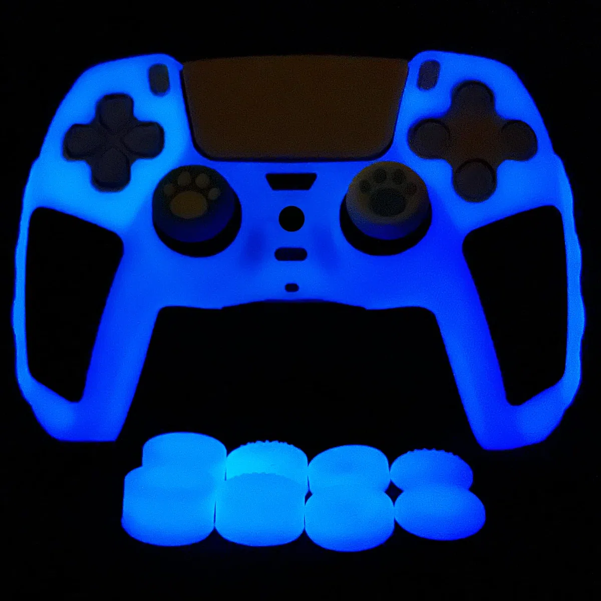 Blu Glow in the dark Cover protettiva antiscivolo compatibile con controller PS5/Slim/Pro, Include 8 pezzi di impugnature per il pollice Glow e 2 tappi per impugnature a zampa di gatto.